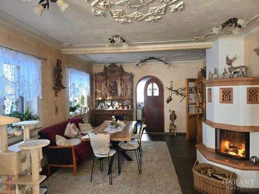 Essecke im Wohnzimmer mit Kachelofen