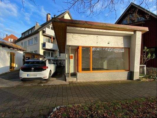 Außenansicht mit Parkplatz