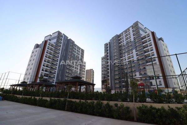 Modern Flats Rich Featured Complex Close to the Sea in Mersin