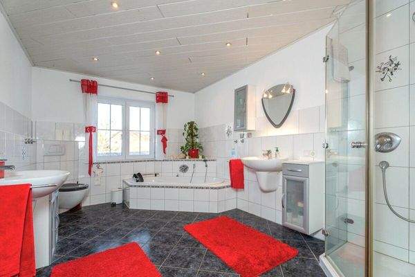 Rechte DHH: Tageslichtbad OG 