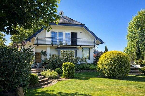 Ansicht der repräsentativen Villa mit gepflegten G