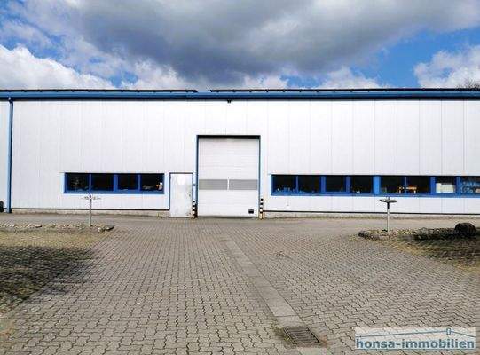 Halle 2 mit Zufahrt 1 gegenüber Bürogebäude