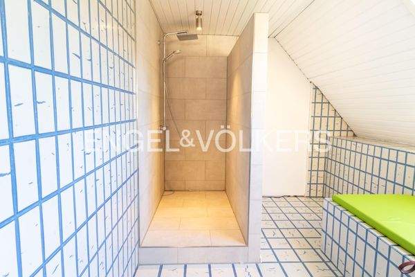 Badezimmer mit Dusche