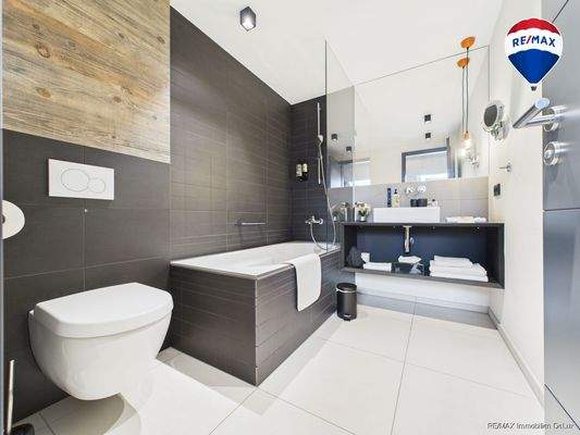 REMAX Immobilien DeLux Hotel Badezimmer Wallerfangen Mark Borowicz