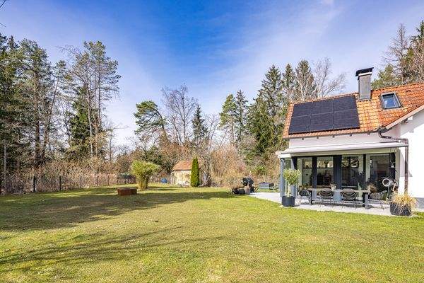 großzügige Gartenfläche