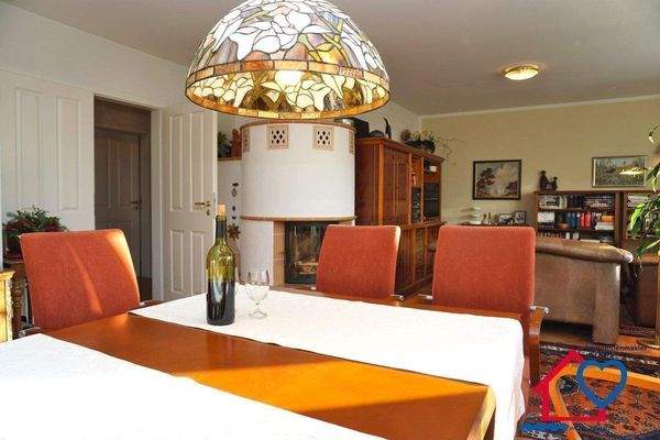 EG Wohnzimmer Kachelofen.JPG