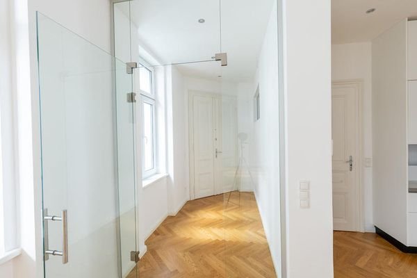 Moderne Glaselemente im Eingangsbereich