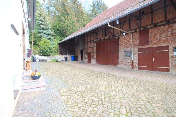 Hof mit Scheunengebäude