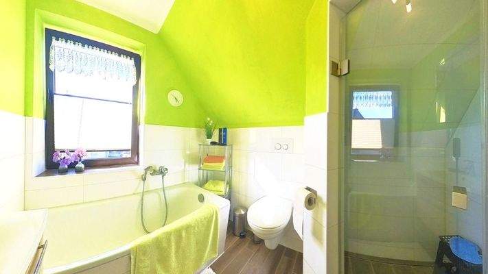 Tageslichtbad mit Badewanne und Walk-in-Dusche