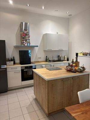 Moderne Küche mit Insel