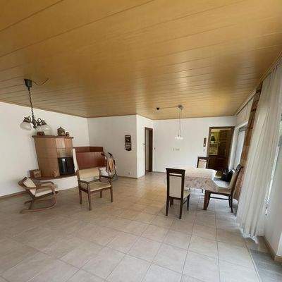 Wohnzimmer mit Kamin.jpeg