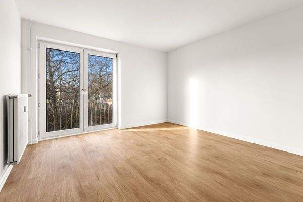 Wohn- und Schlafbereich mit großen Fensterflächen