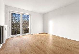 Wohn- und Schlafbereich mit großen Fensterflächen