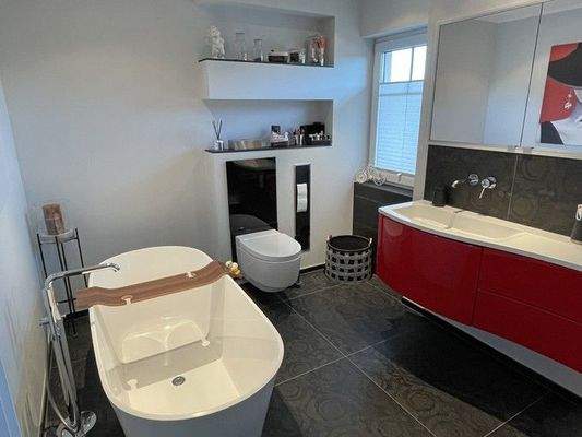 Bad mit Wanne und Dusche