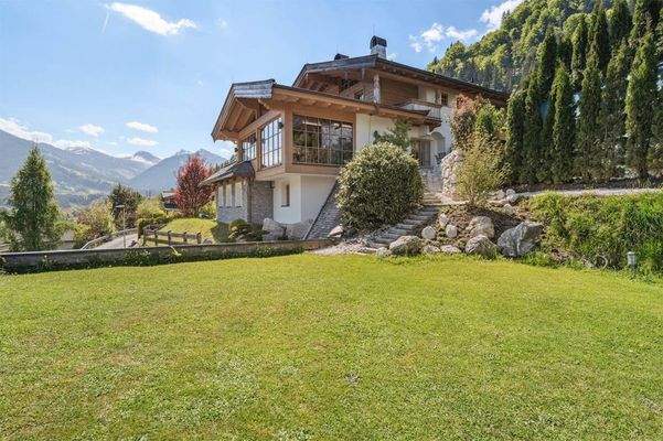 Eingebettet auf einem sonnigen Grundstück ... 