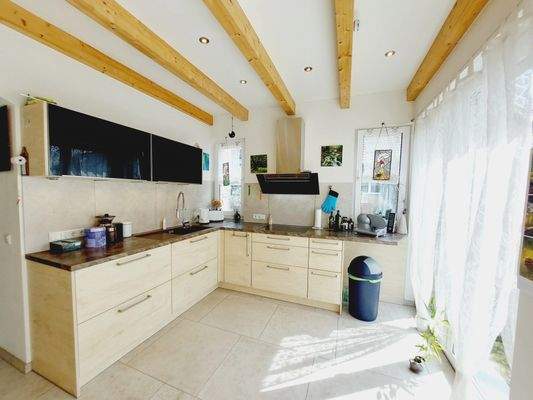 Küche mit Einbauküche