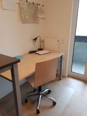 Schreibtisch mit Stuhl und Lampe