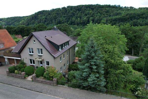 Hausansicht mit dem Parkähnlichen Grundstück