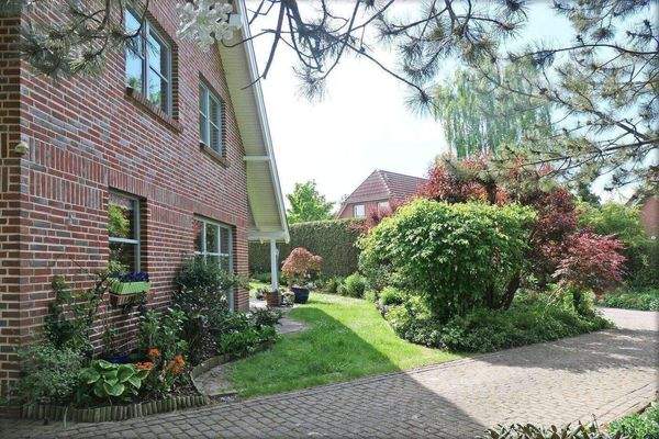 Hausvorderseite  mit Vorgarten und Zufahrt