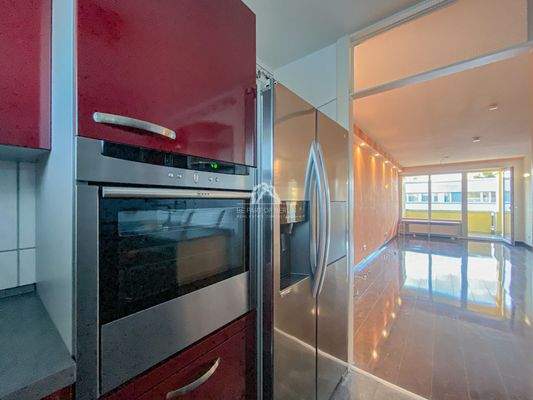 Blick von der Küche ins Wohnzimmer