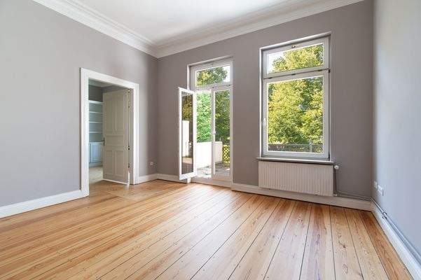 Schlafzimmer mit Zugang zum großen Balkon und zur möglichen Ankleide