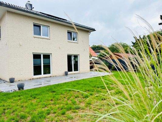 Hausansicht mit Garten