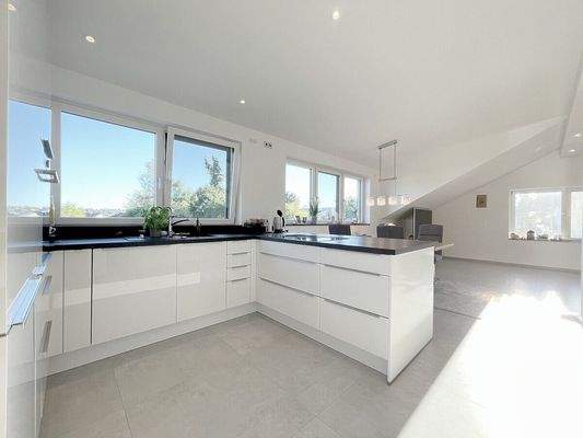 Schicke Küche mit Tresen im OG