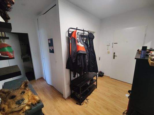 1298 Diele mit gr. Einbauschrank