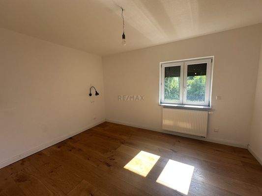 Schlafzimmer mit Zugang ins AnkleidezimmerOG 