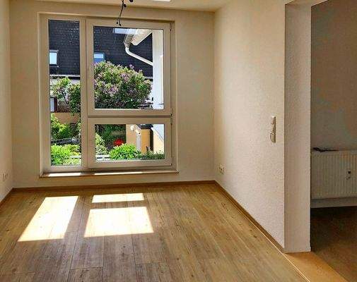 Esszimmer mit großem Fenster