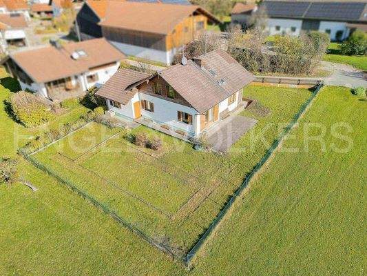 Luftaufnahme Hausansicht mit Grundstück