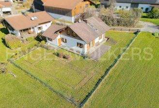 Luftaufnahme Hausansicht mit Grundstück