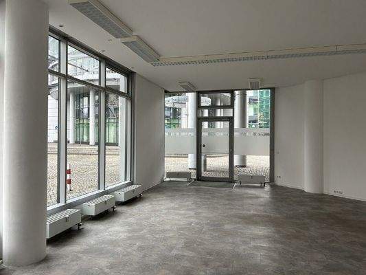 EG - Haus 1 Schaufenster & Eingang