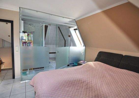 Schlafzimmer mit Bad