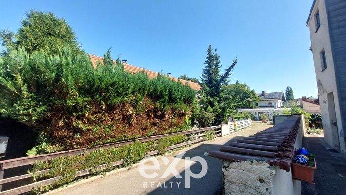 Einfahrt mit akt. 2 Wohngebäuden (Abriss)