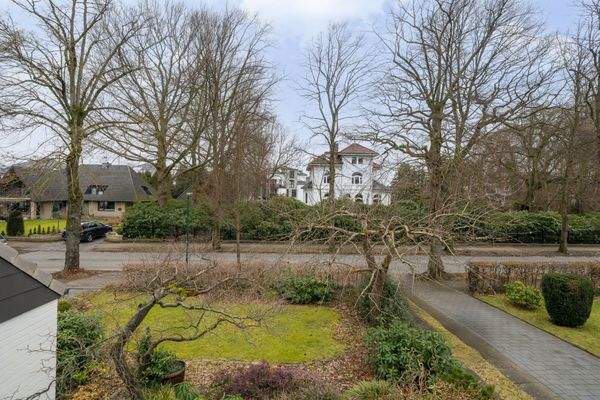 Blick aus dem Obergeschoss in den Vorgarten und die Nachbarschaft