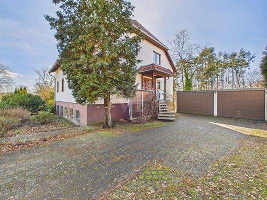 Blick in den Vorgarten und die Zufahrt