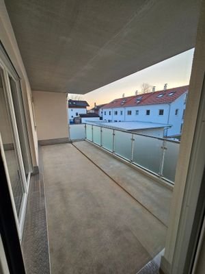 Der großzügige Balkon mit Überdachung