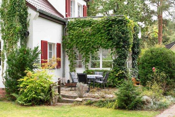 Blick vom Garten auf die Terrasse