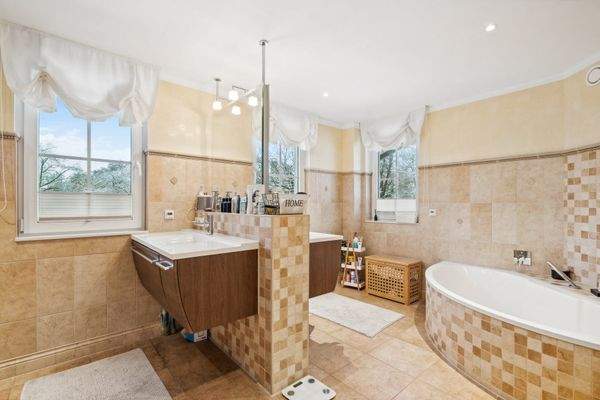 Wannenbad mit Dusche im OG