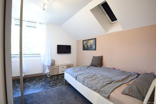 1 OG Schlafzimmer 1