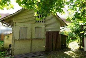 Holzschopf hinter dem Haus