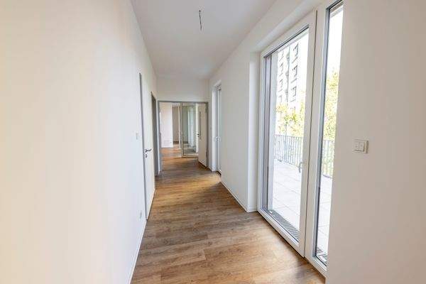 Eingangsbereich/Flur mit Gäste-WC und Abstellraum