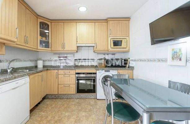 4-Bedroom Sea View Flat with Shared Pool in Benalmádena