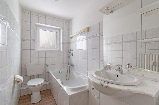 Gepflegtes Wannenbad mit Tageslichtfenster