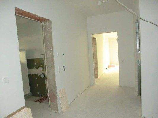 Flur mit Blick ins Badezimmer