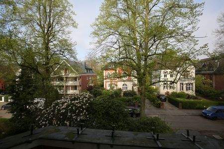 Blick vom Balkon auf die Straße