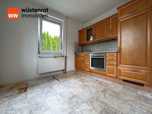 EG Küche: Zwischen Fenstern und warmem Parkett – die Küche blickt hinaus ins Grüne und hinein ins Herz des Hauses