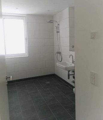 Bad mit Dusche und Fenster