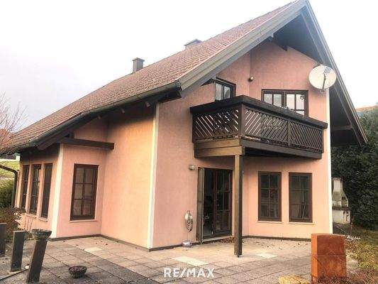 Hausansicht von Terrasse